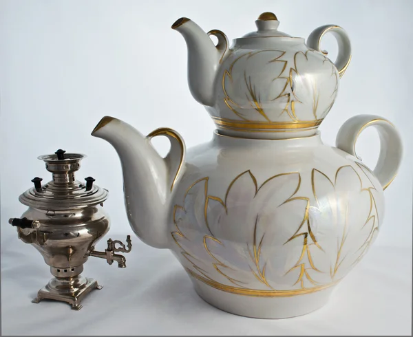 Giant teapot and a small samovar — Stock Photo, Image