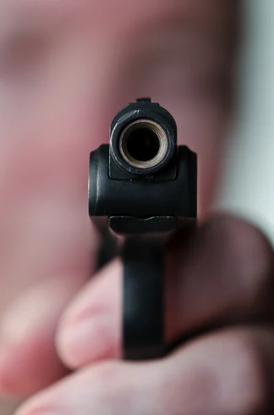 Pistola in mano una mano anonima — Foto Stock