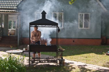 kömürlerin üzerinde pişirme