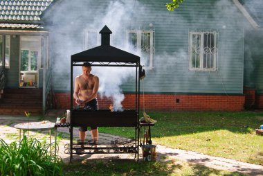 kömürlerin üzerinde pişirme 