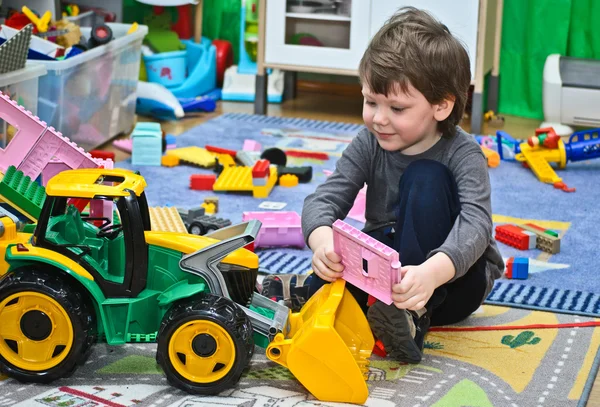 Menino e brinquedos — Fotografia de Stock