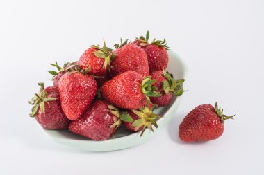 Beyaz arka planda çilekler