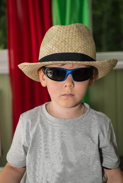 Menino de chapéu e óculos de sol . — Fotografia de Stock