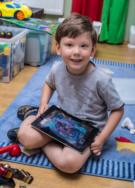 A criança e o tablet — Fotografia de Stock