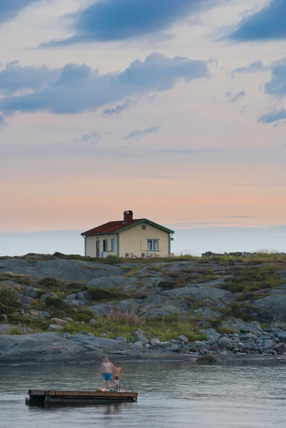 Μεμονωμένη κατοικία στη σουηδική δυτική ακτή που λαμβάνονται κοντά sumset — Φωτογραφία Αρχείου