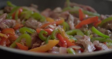 Mutfakta et ve sebze kızartma, yakın plan.