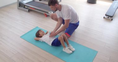 Spor salonunda antrenman yapan küçük bir çocuk.