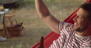 Yaz günü barbekü partisinde mutlu arkadaşlar