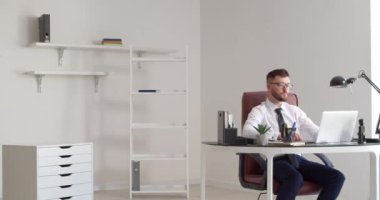 Ofiste çalışan genç bir adam. İş kurma kavramı