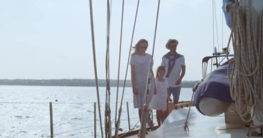 Mutlu aile yatta vakit geçiriyor. 