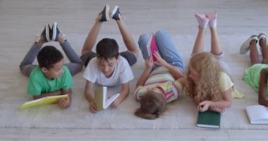 Sevimli küçük çocuklar evde kitap okuma