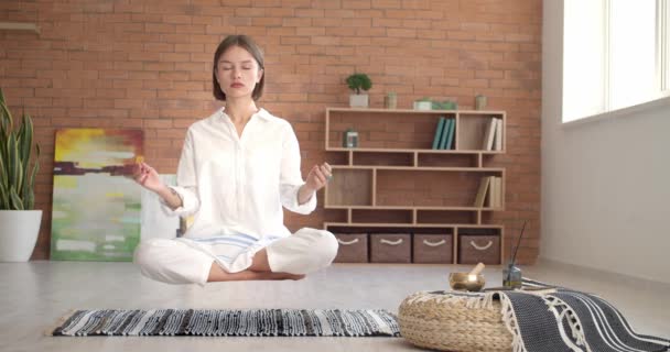 Schwebende Junge Frau Praktiziert Yoga Hause — Stockvideo