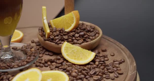 Taca Ziarnem Kawy Plasterkami Pomarańczy Szklanką Napoju Zbliżenie — Wideo stockowe