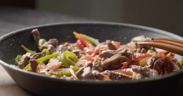 キッチンで野菜や肉とフライパンを揚げ クローズアップ — ストック動画