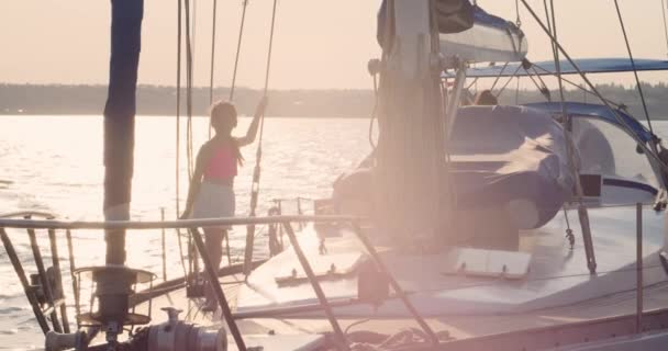 Petite Fille Mignonne Amuser Sur Yacht — Video