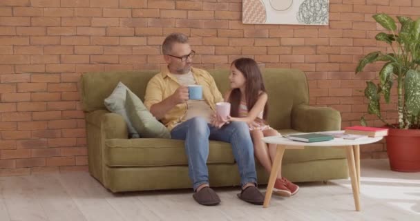 Reifer Mann Und Seine Kleine Enkelin Trinken Tee Hause — Stockvideo