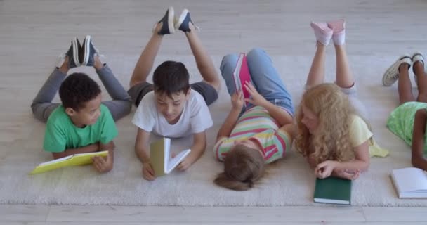 Lindos Niños Leyendo Libros Casa — Vídeo de stock