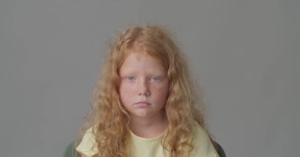 Szomorú Vörös Hajú Lány Szürke Háttér — Stock videók