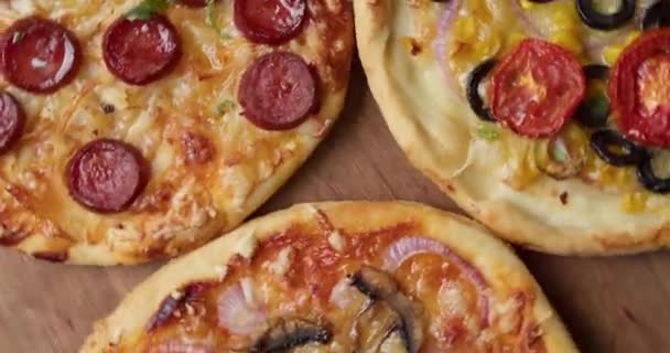 Ízletes Mini Pizzák Asztalon Felülnézet — Stock videók