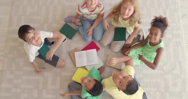 Niños Pequeños Felices Leyendo Libros Casa Vista Superior — Vídeos de Stock