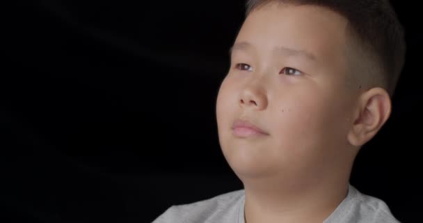 Vážné Asijské Chlapec Černém Pozadí — Stock video
