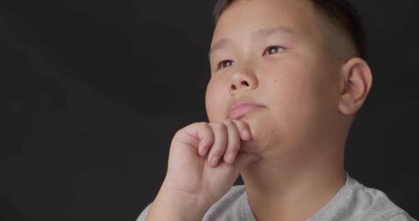 Zamyšlený Asijské Chlapec Černém Pozadí — Stock video