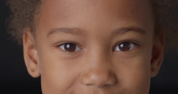 Glad Leende Afroamerikansk Flicka Mörk Bakgrund Närbild — Stockvideo