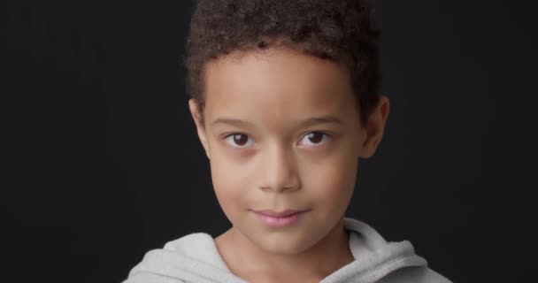Glædelig Smilende Afrikansk Amerikansk Dreng Mørk Baggrund – Stock-video
