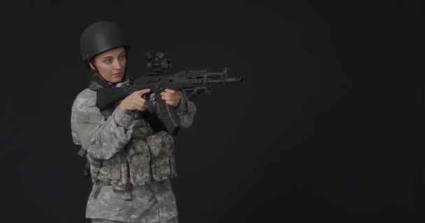 Femme Soldat Mature Avec Fusil Assaut Sur Fond Noir — Video