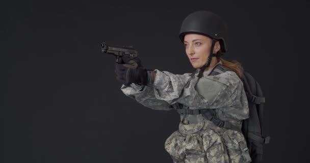 Madura Soldado Femenino Con Pistola Sobre Fondo Negro — Vídeos de Stock