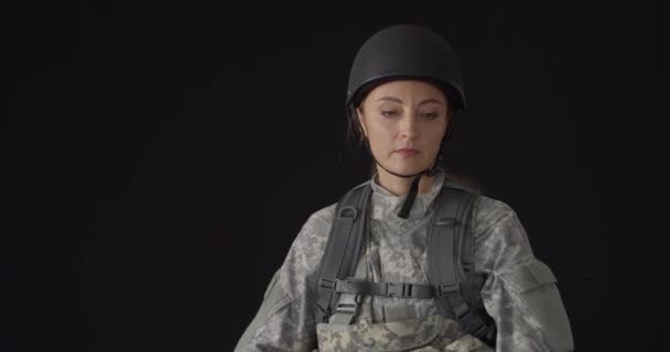 Volwassen Vrouwelijke Soldaat Met Chevron Van Usa Leger Zwarte Achtergrond — Stockvideo