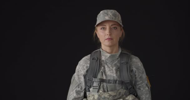 Saludo Soldado Femenino Sobre Fondo Negro — Vídeos de Stock