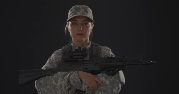 Madura Soldado Femenino Con Rifle Asalto Sobre Fondo Negro — Vídeo de stock