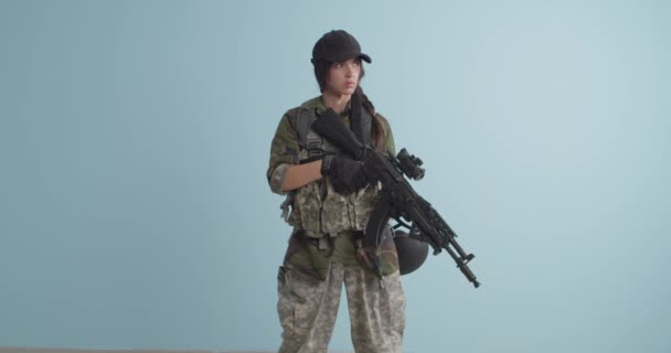 Młoda Kobieta Żołnierz Karabinem Szturmowym Tle Koloru — Wideo stockowe