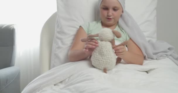 Mujer Visitando Hija Que Está Tratamiento Quimioterapia Clínica Concepto Concienciación — Vídeos de Stock