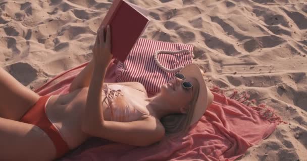 Mulher Bonita Leitura Livro Praia Mar — Vídeo de Stock