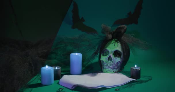 暗い色の背景にハロウィーンの装飾とクモ — ストック動画