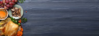Lezzetli hindi ve Şükran Günü için farklı yiyecekler ahşap arka planda mesaj için yer var.