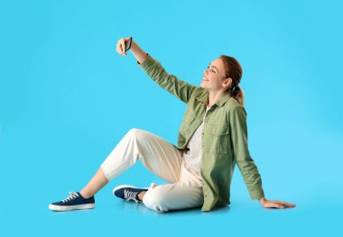 Genç bir kadın selfie çekiyor.