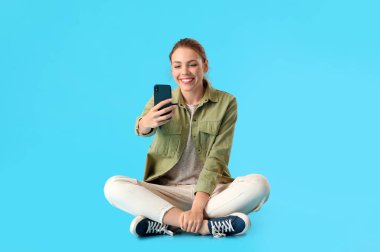 Genç bir kadın selfie çekiyor.