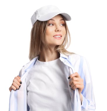 Beyaz arka planda güneşlik şapkalı mutlu güzel kadın.