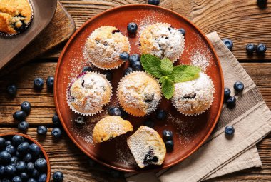 Lezzetli yaban mersinli kek ve ahşap arka planda böğürtlenli kompozisyon