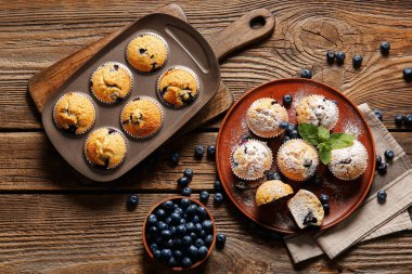 Lezzetli yaban mersinli kek ve ahşap arka planda böğürtlenli kompozisyon