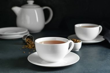 Siyah arka planda bir fincan lezzetli hojicha yeşil çay.