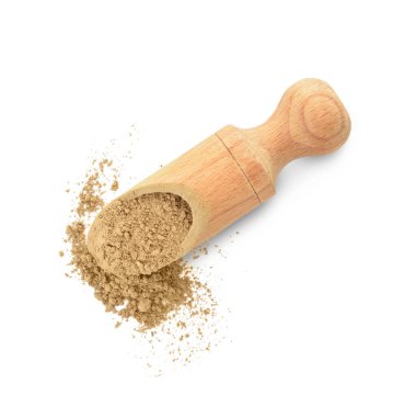 Beyaz arka planda hojicha pudrası ile kepçe