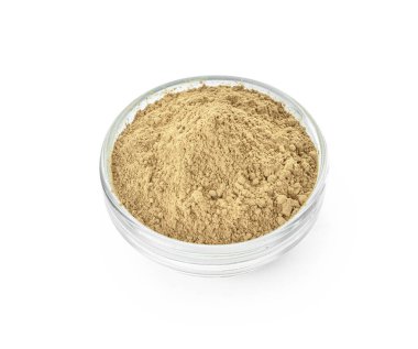 Beyaz arka planda hojicha pudrası olan kase