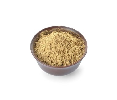 Beyaz arka planda hojicha pudrası olan kase