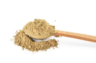 Beyaz arkaplanda hojicha pudrası olan kaşık