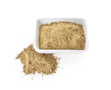 Beyaz arka planda hojicha pudrası olan kase