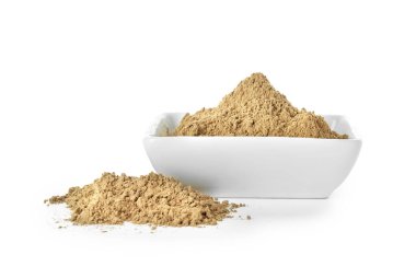 Beyaz arka planda hojicha pudrası olan kase